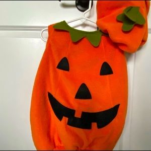 Cute pottery barn kids pumpkin costume.   Does not glow in the dark